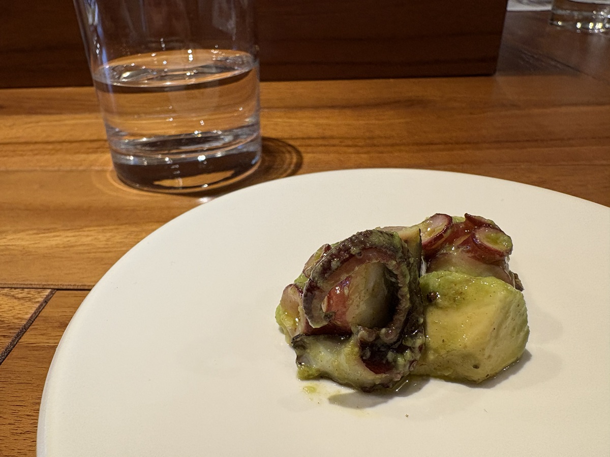 タコの旨味とアボカドのコク