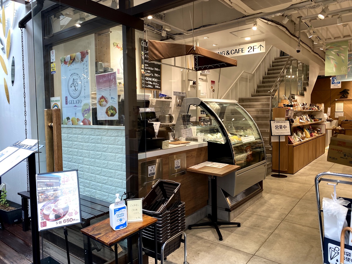 1階はライフスタイル雑貨や食品を販売