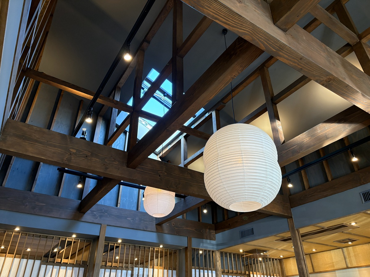 吹き抜け天井で開放的な店内