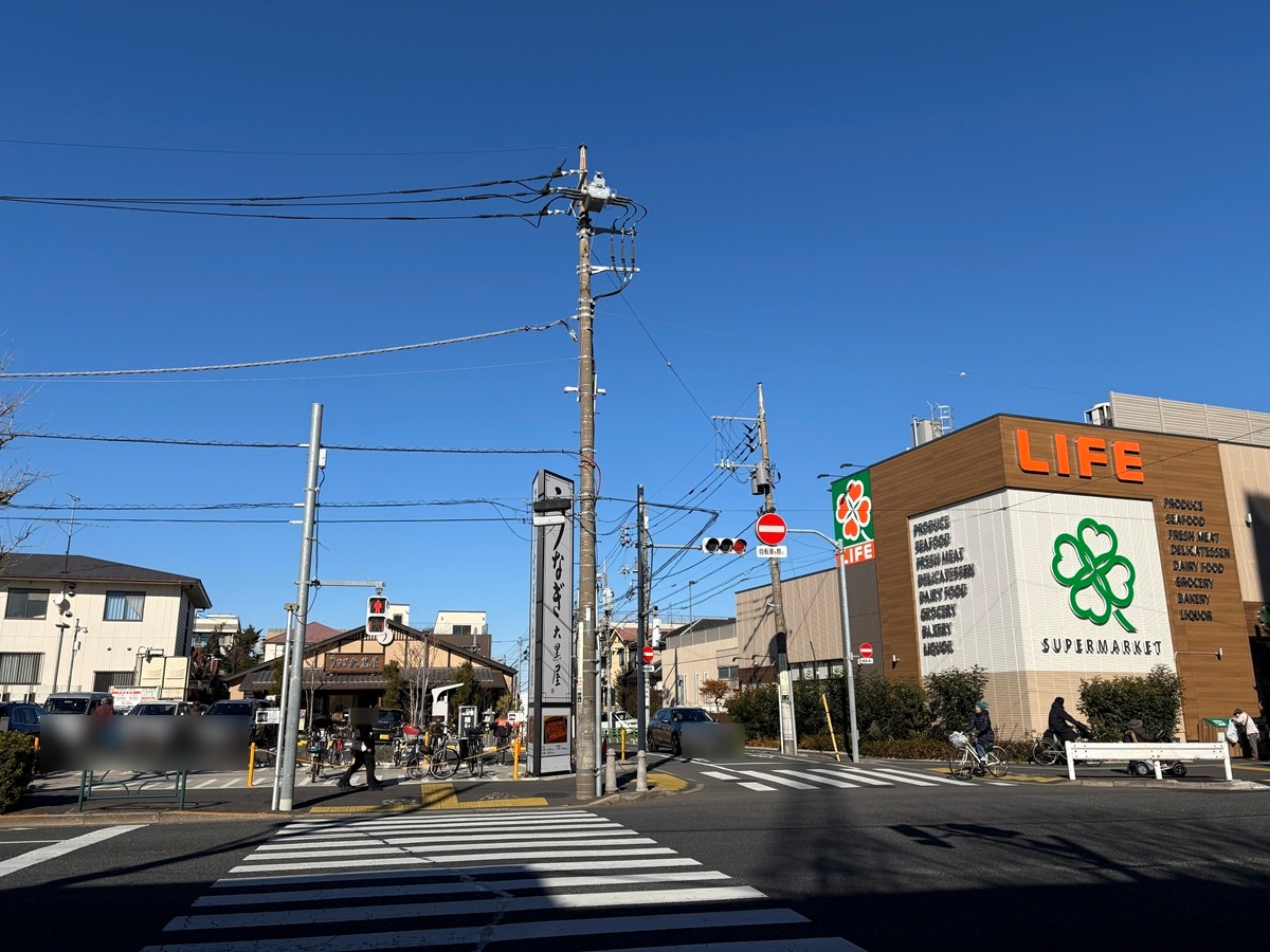 目黒通り沿い・八雲三丁目交差点そばにある