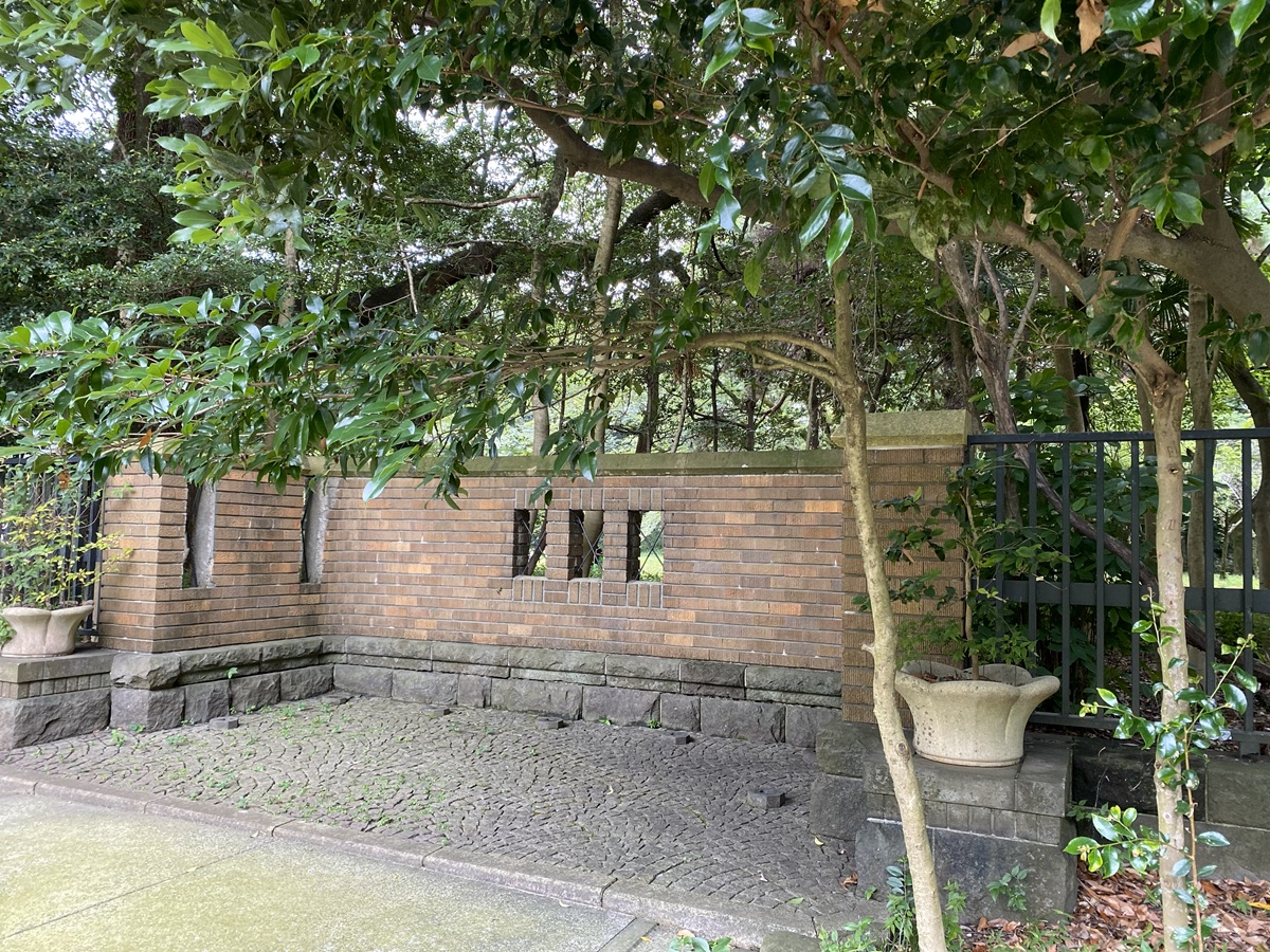 洋館の玄関周りと、南の芝庭などの庭園とを区切る塀