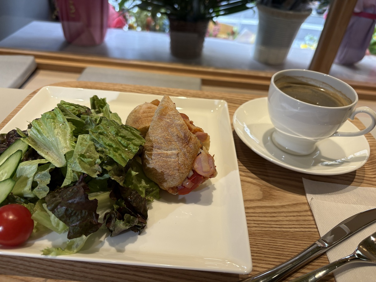 パニーニのサンドイッチとコーヒー