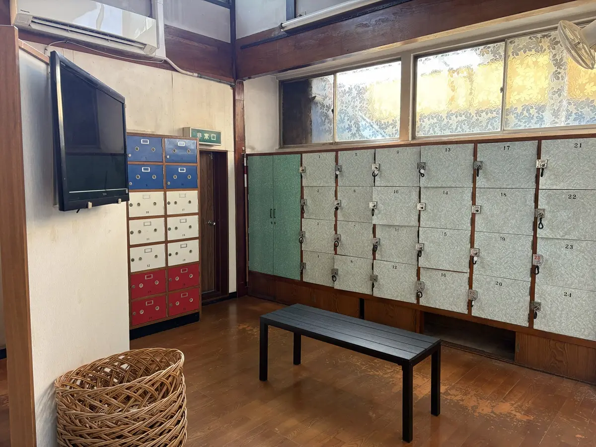 古めかしいながらも清潔感のあるロッカー