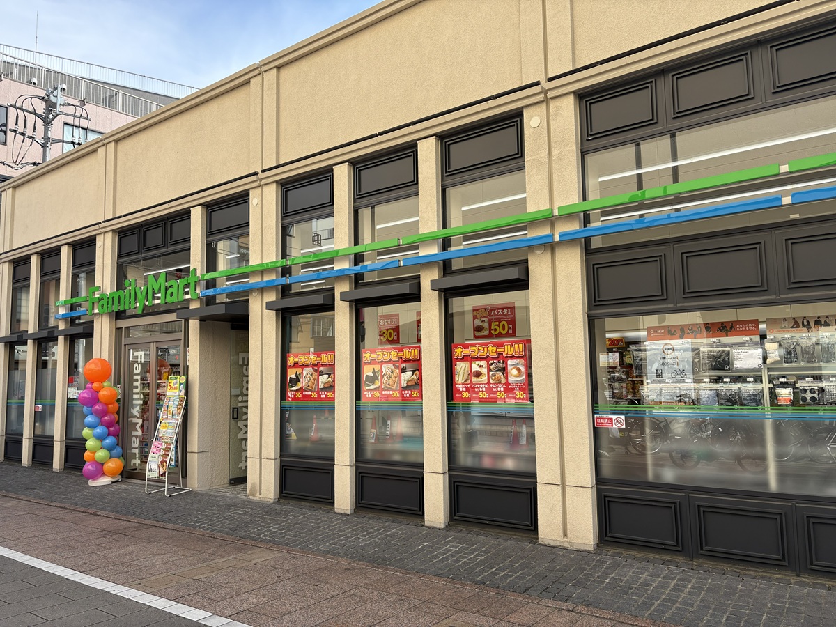 横に長いファミリーマート