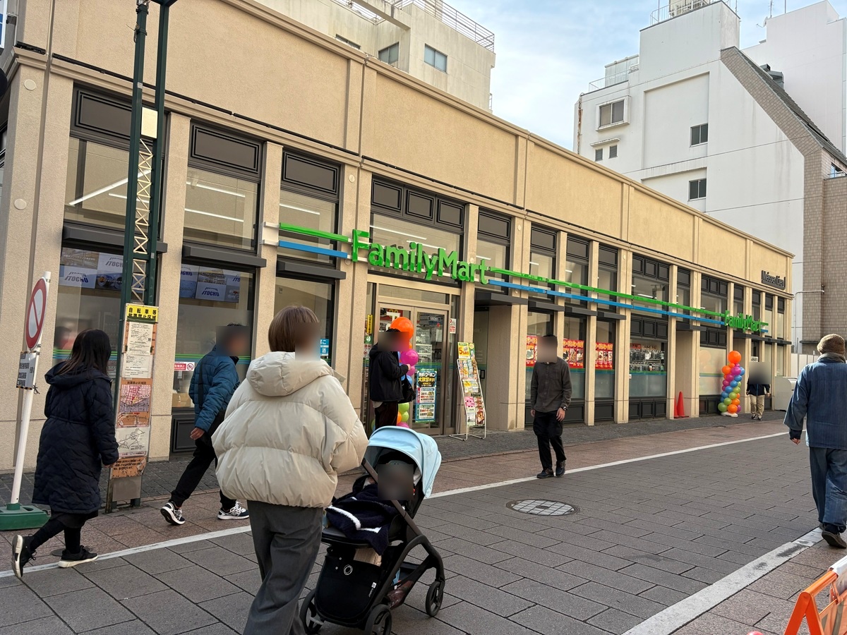 横に細長く奥行きがない店舗