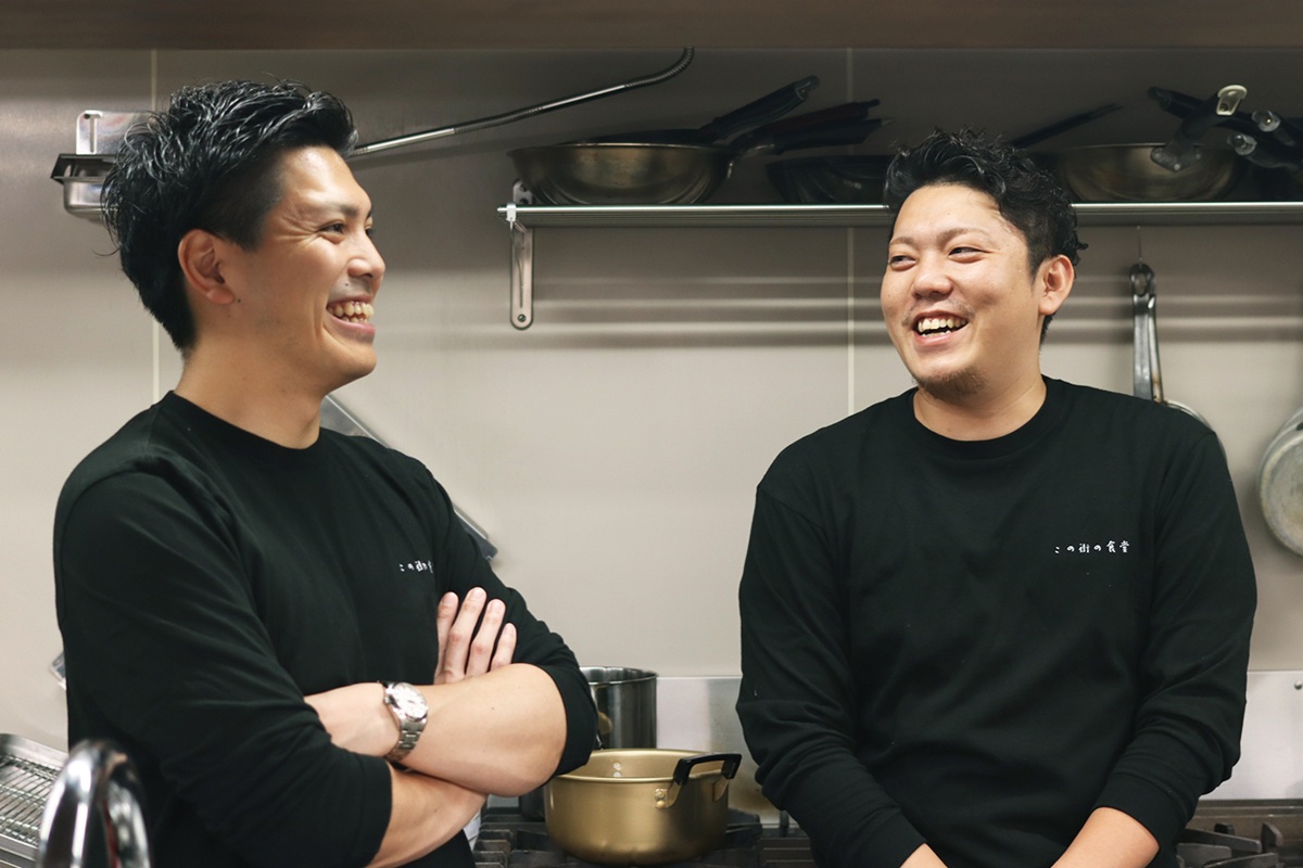 この街の食堂を企画・運営する提坂さんとシェフ・鈴木さん