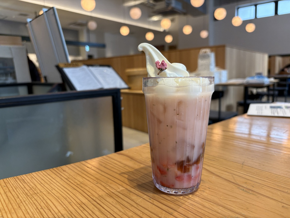 角切り苺とゼリーの食感も楽しめる