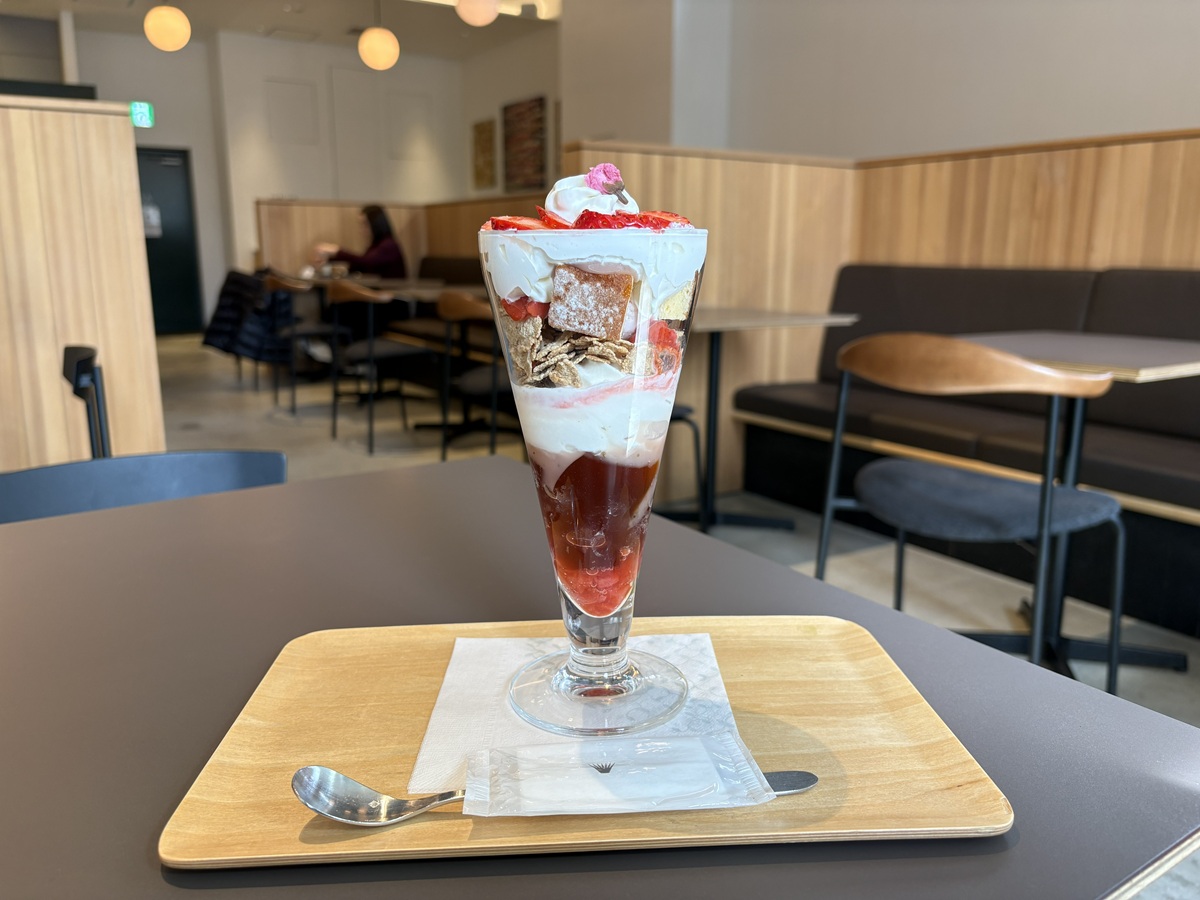 「桜の苺ショートケーキパフェ」