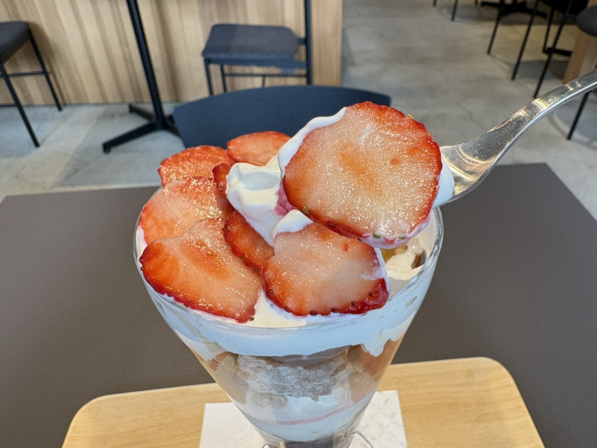 苺の香りと甘酸っぱさと桜あんがマッチする