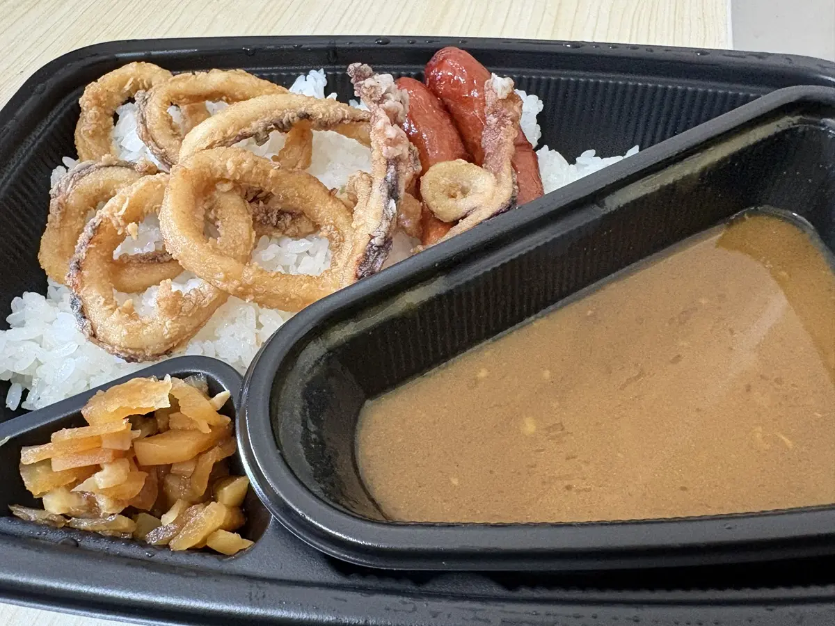 イカカレーにソーセージトッピング