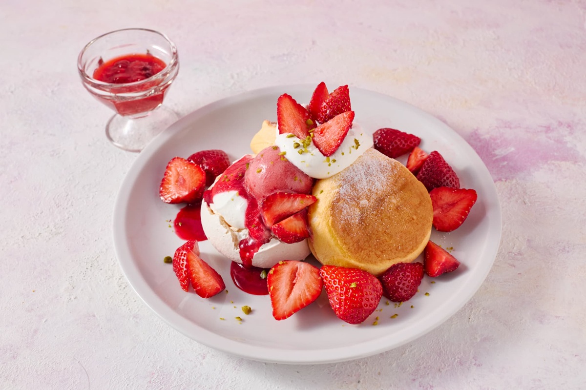 奇跡のパンケーキ　あまおうパブロヴァスフレパンケーキ