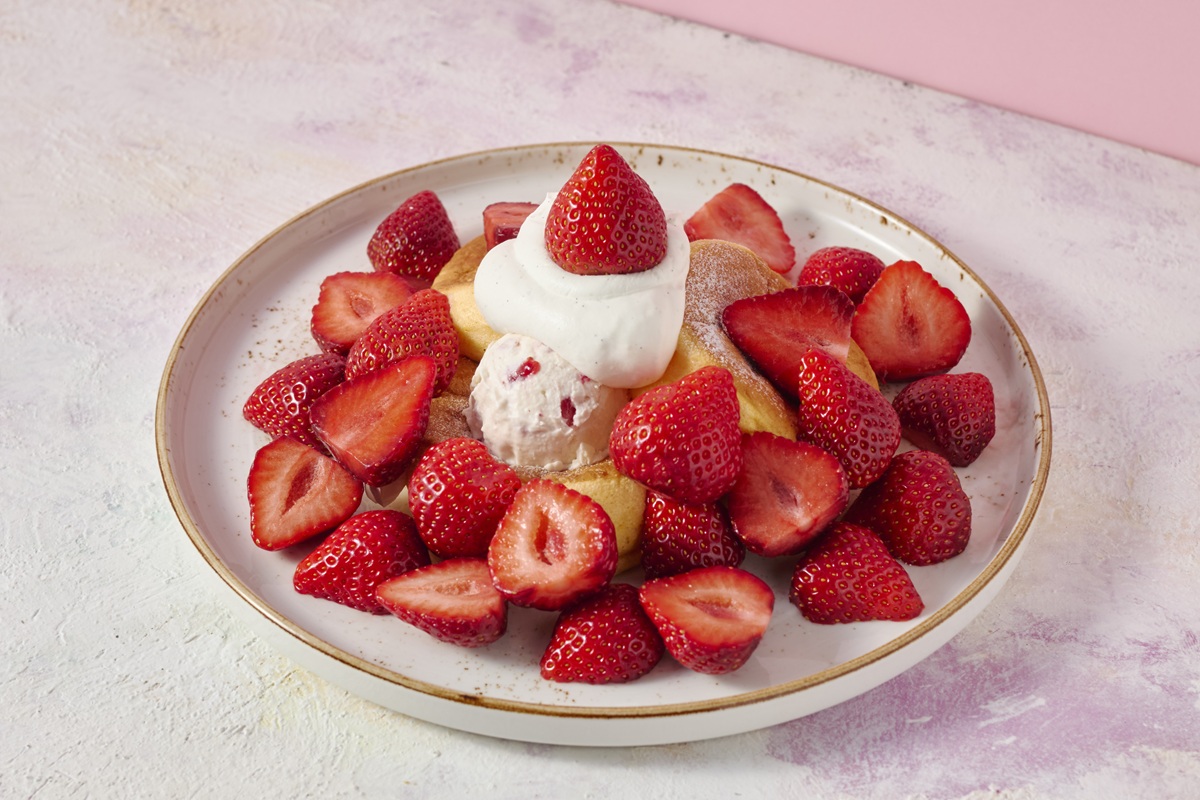 奇跡のパンケーキ あまおうがいっぱいパブロヴァスフレパンケーキ