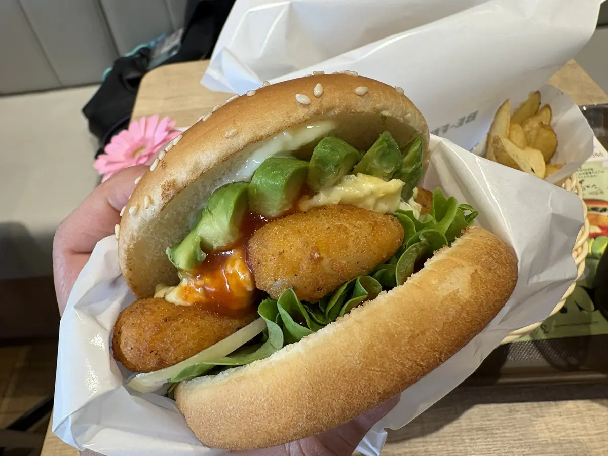 新商品「アボカドシュリンプバーガー ～ホットソース～」