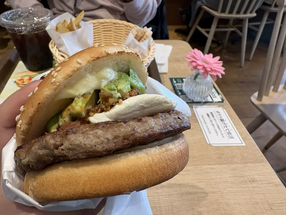 「クラシックアボカドクリームチーズバーガー ～わさび香るサクサク醤油～」