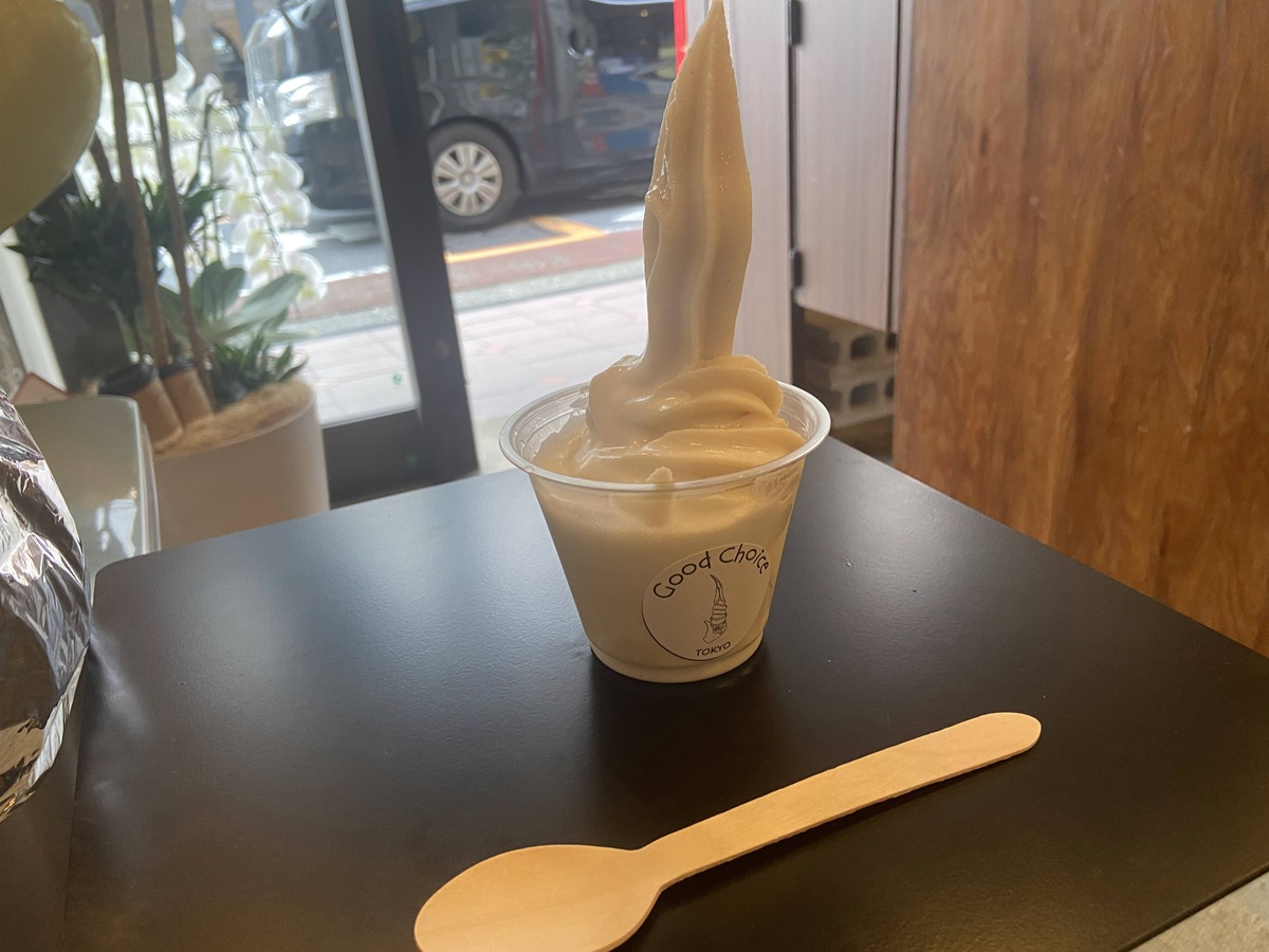 ミルクフォームをかけた「生アイス」