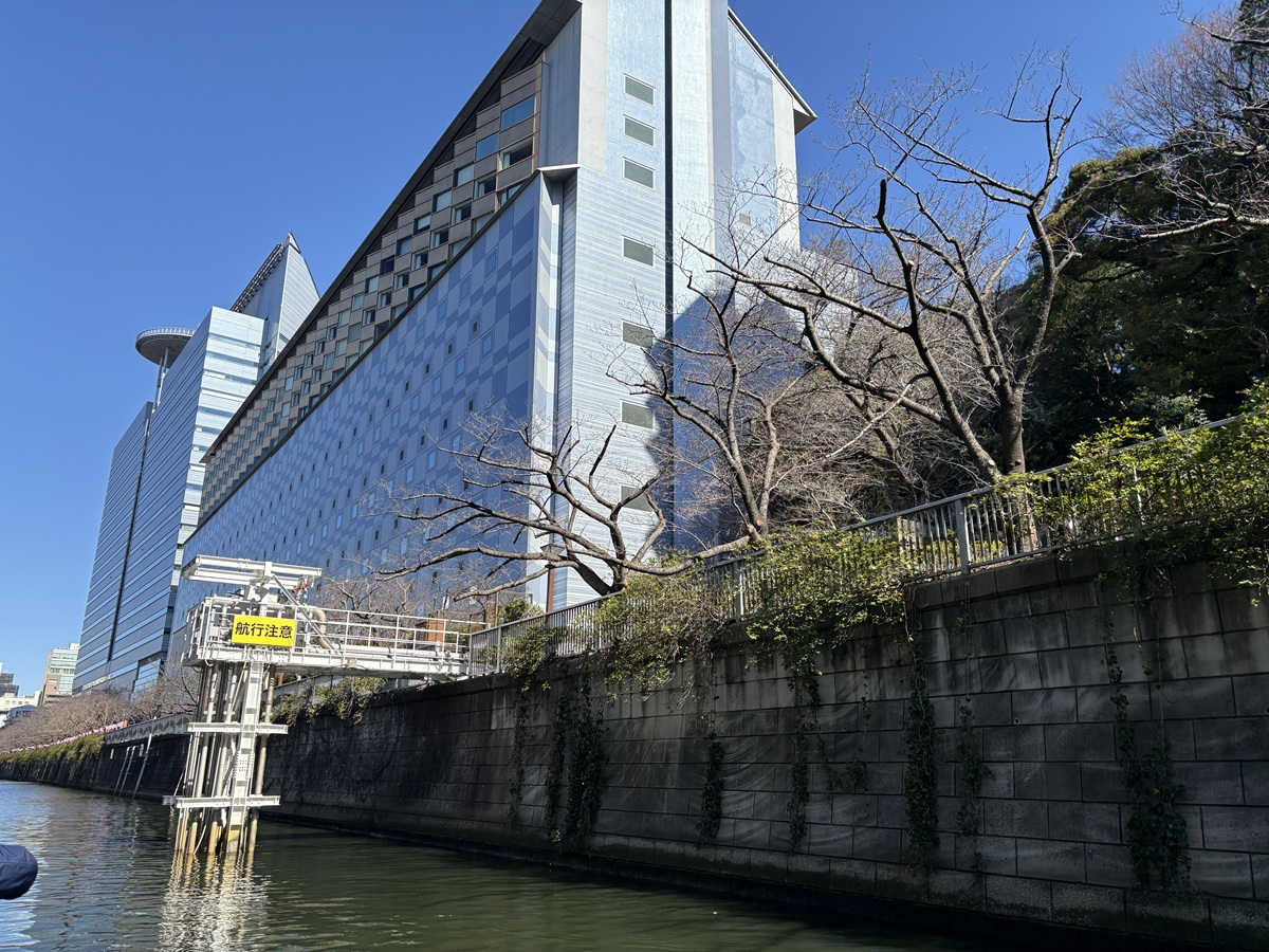 水質浄化施設「目黒川水質浄化対策施設建屋」前を通過