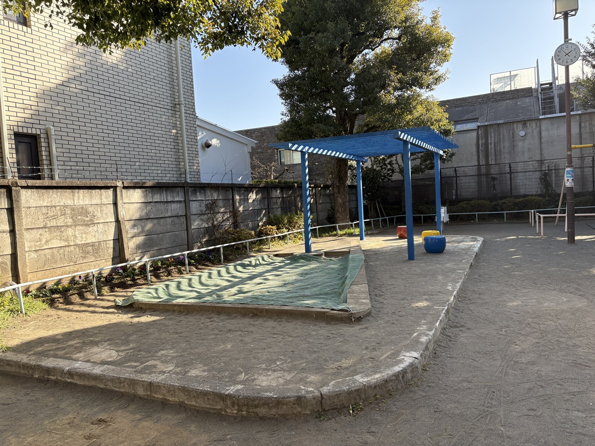 住宅街の中にあるコンパクトな設計の公演