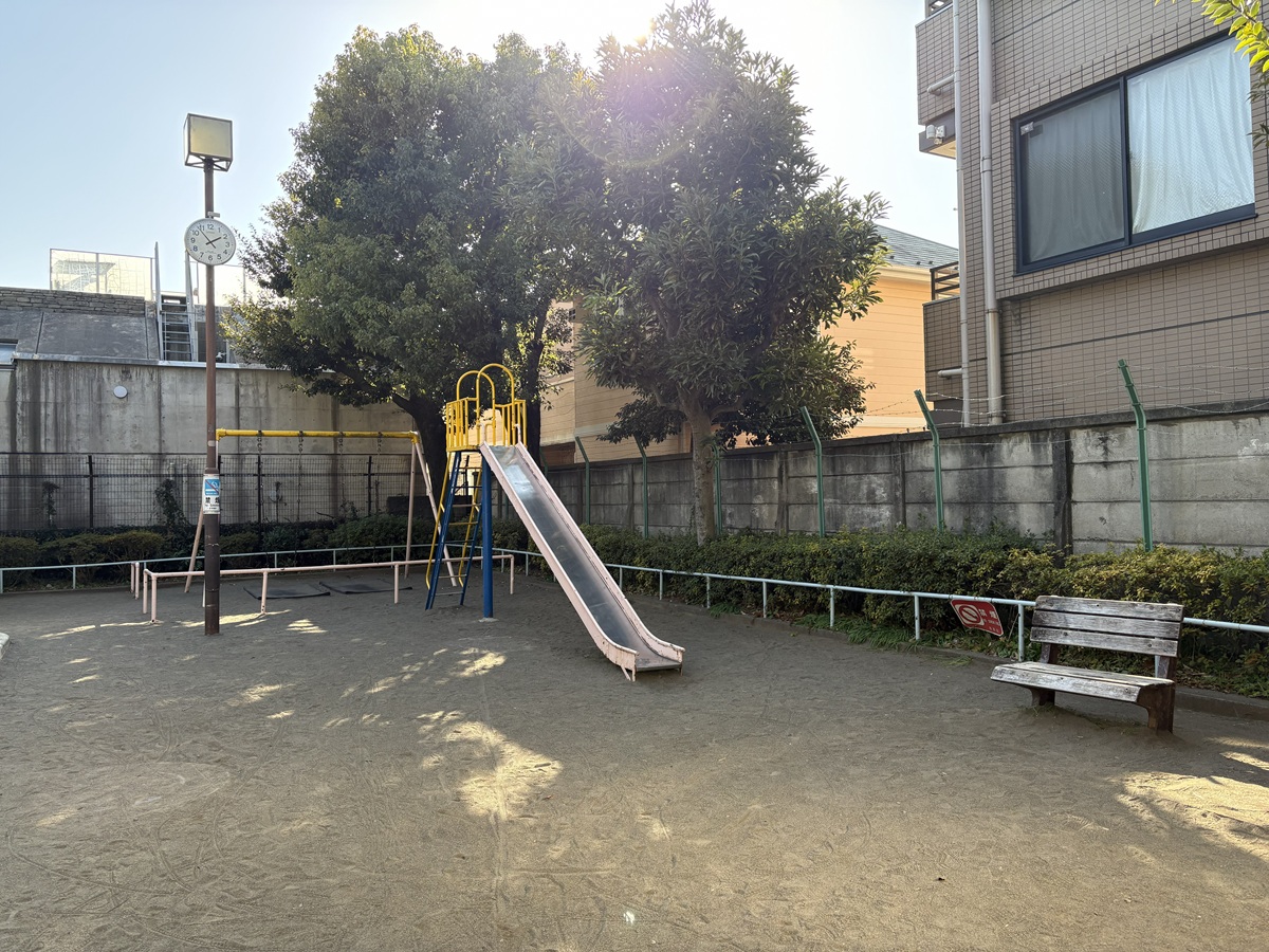 ブランコや滑り台も