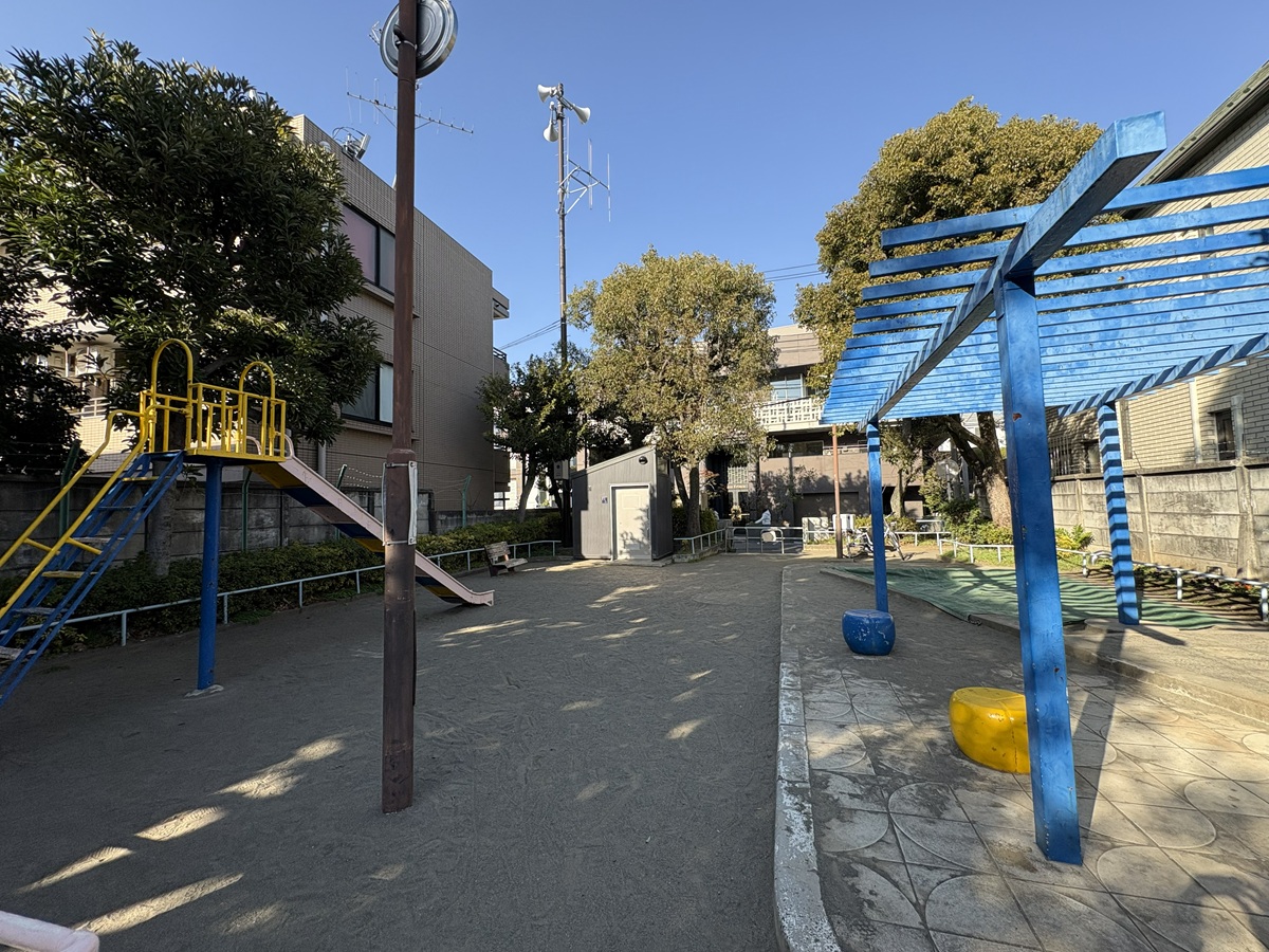 奥行きがあり出入口が1か所の公演