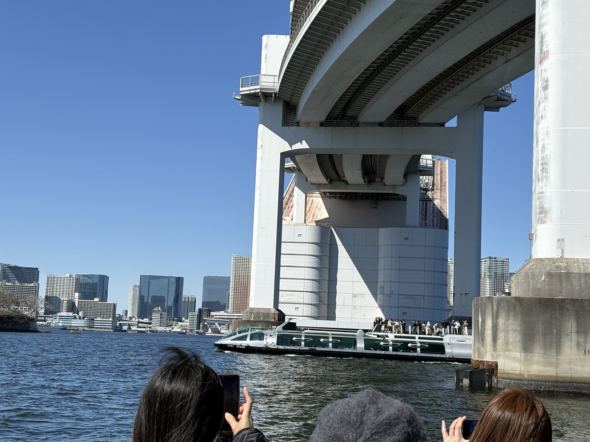 水上バス「エメラルダス」に遭遇