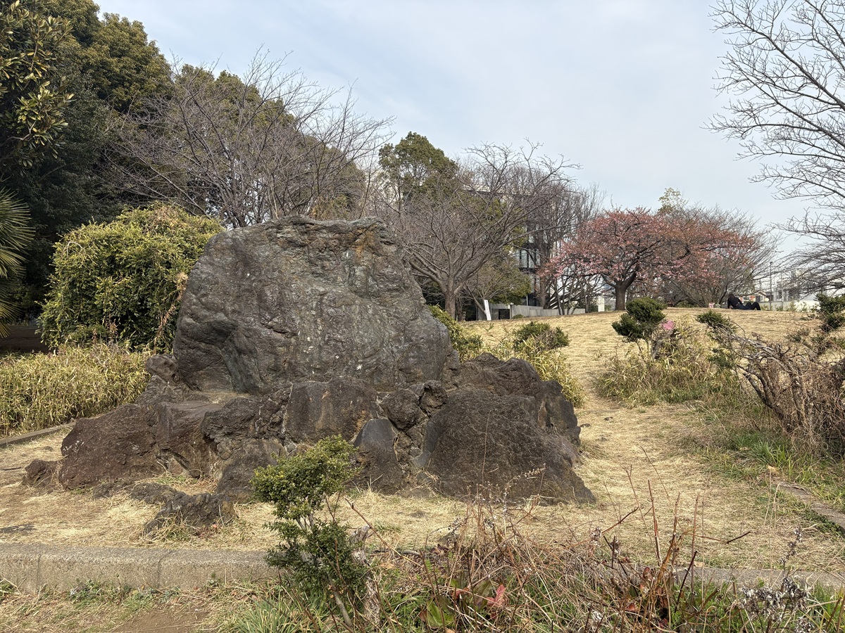 桜島溶岩と記念碑
