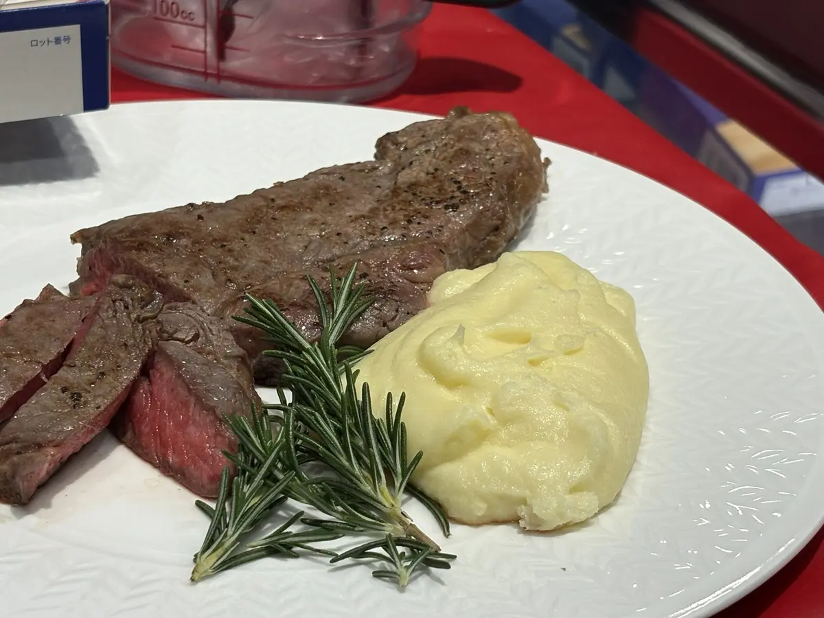 タスマニアビーフステーキ　アリゴ添え