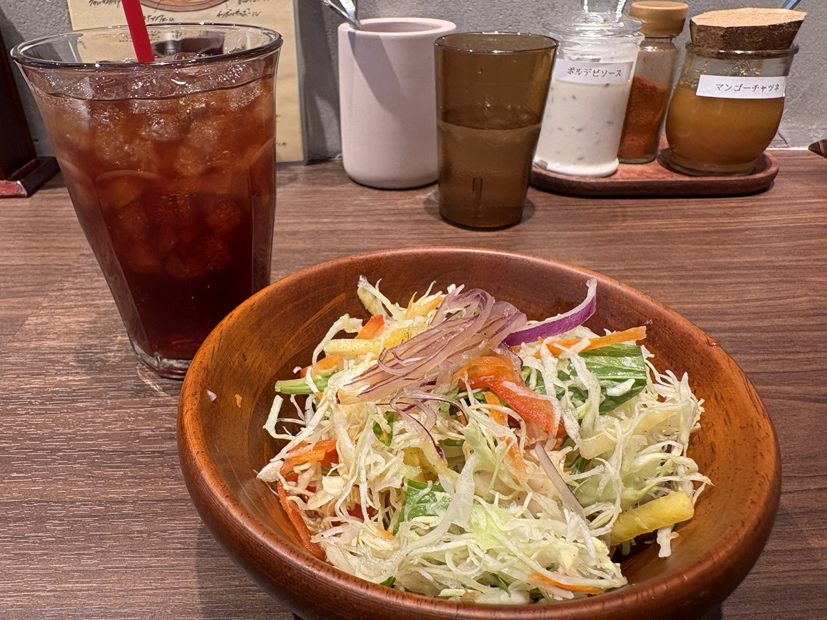 セットのドリンクとサラダ