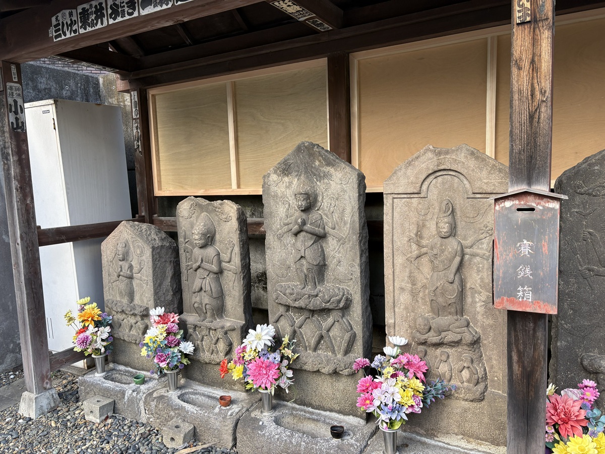 屋根の下に守られてきた庚申塔