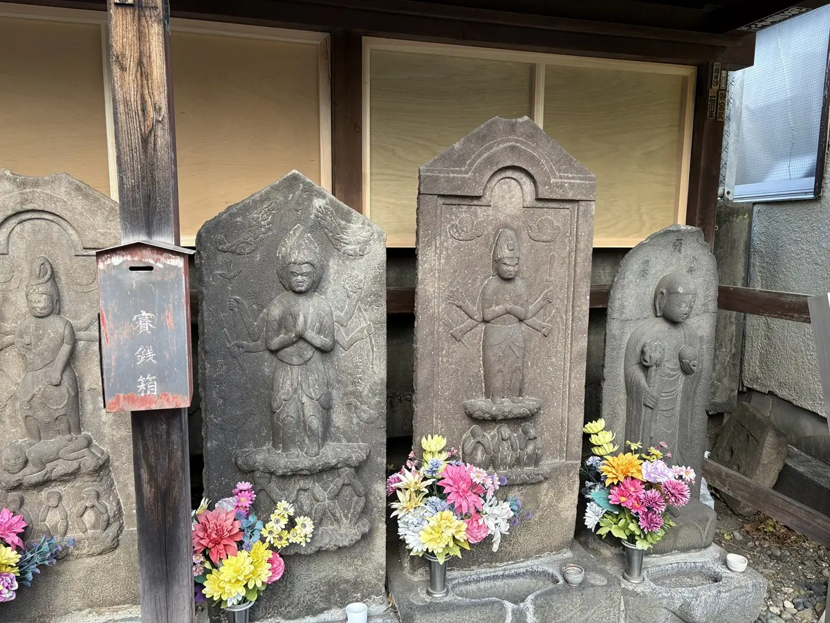 庚申塔6基と地蔵1基