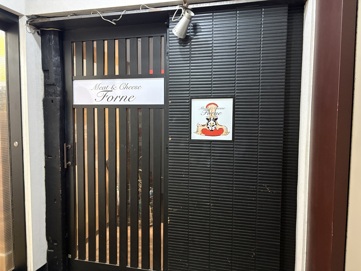 ビルの2階にあるお店