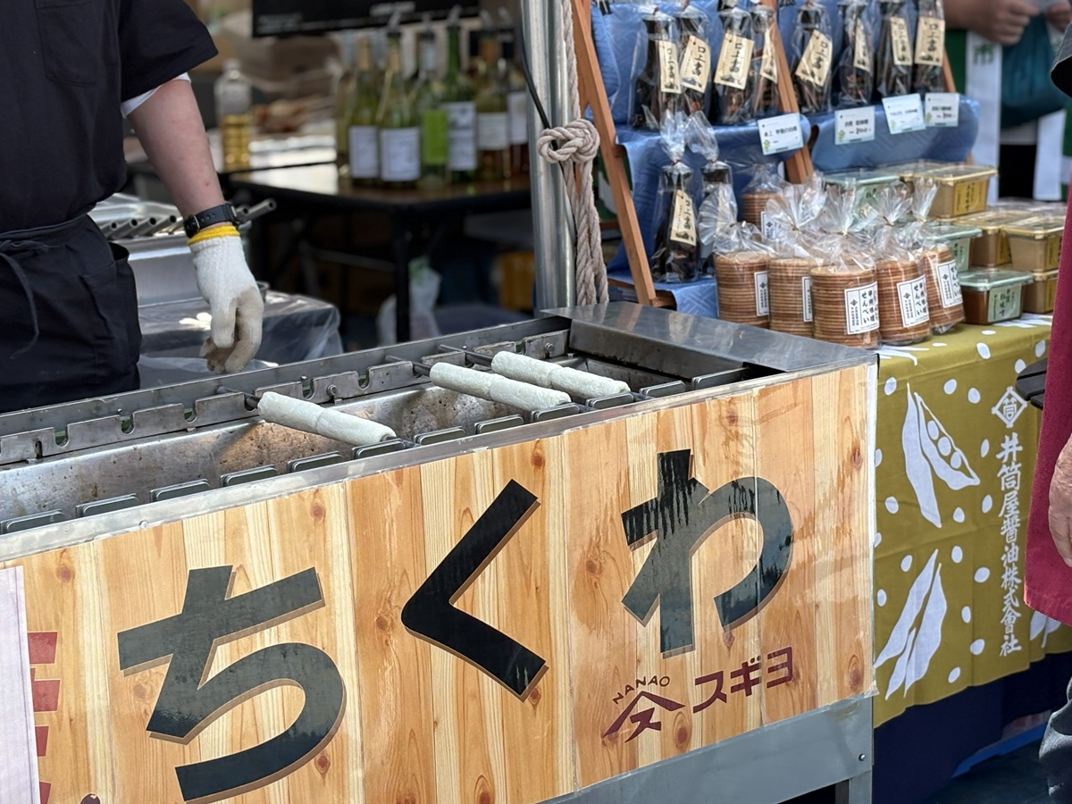 目黒石川県人会ではちくわを焼いている