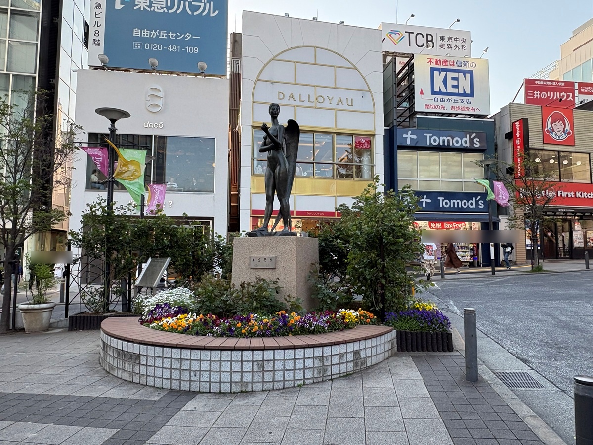 自由が丘駅前ロータリーにある女神像