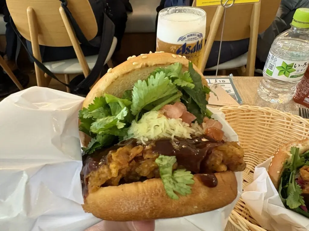 パクチーチキンバーガー　カオマンガイ