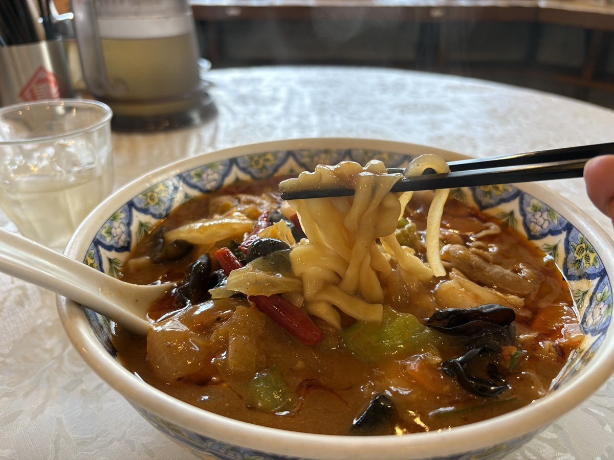 極太麺にスープがしっかり絡みます