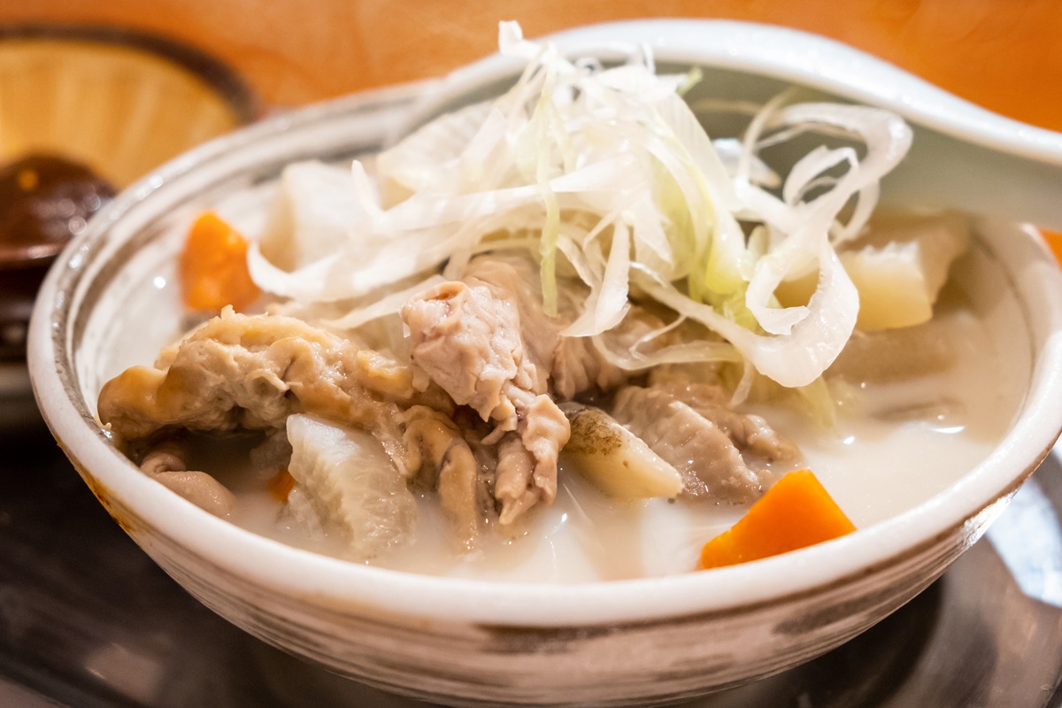 白湯仕立ての名物「もつ煮込み」