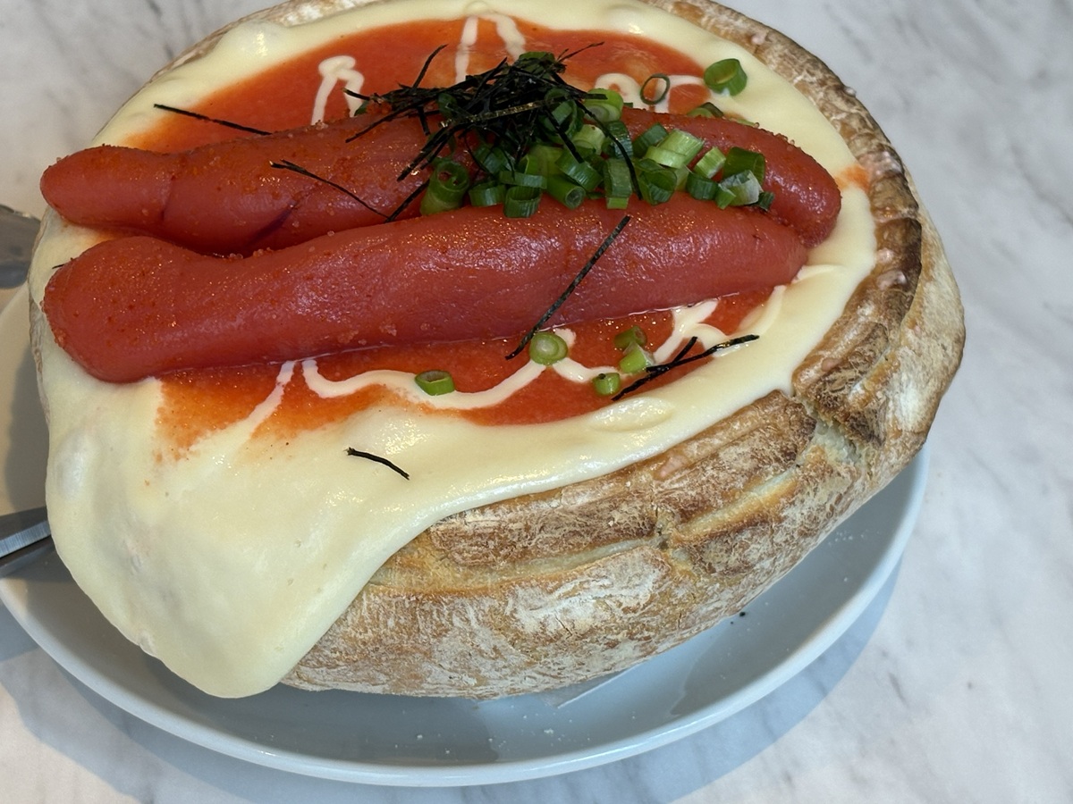 器のふちからあふれ出すチーズ