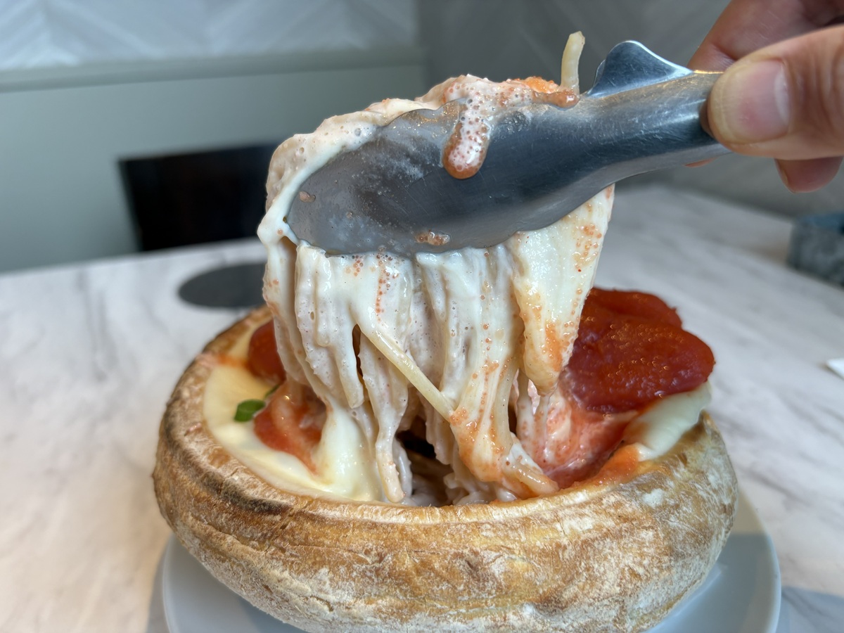 チーズの海でおぼれているパスタを救助！？