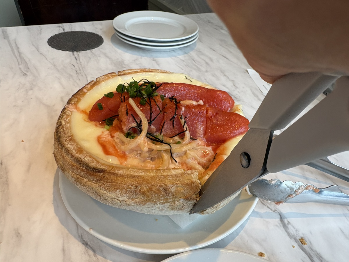 ピザ生地ははさみでカット