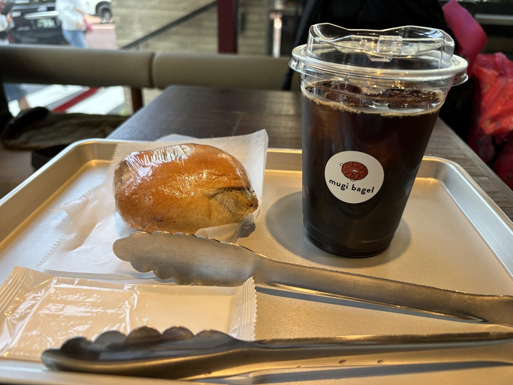 しらす大葉のベーグルとアイスコーヒー