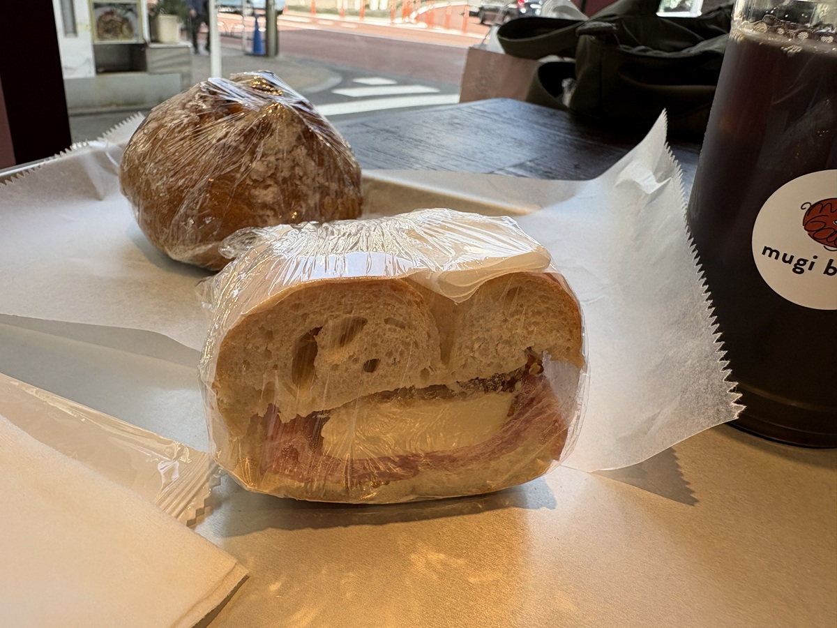 黒糖プリンとハム&カマンベールのベーグルサンド