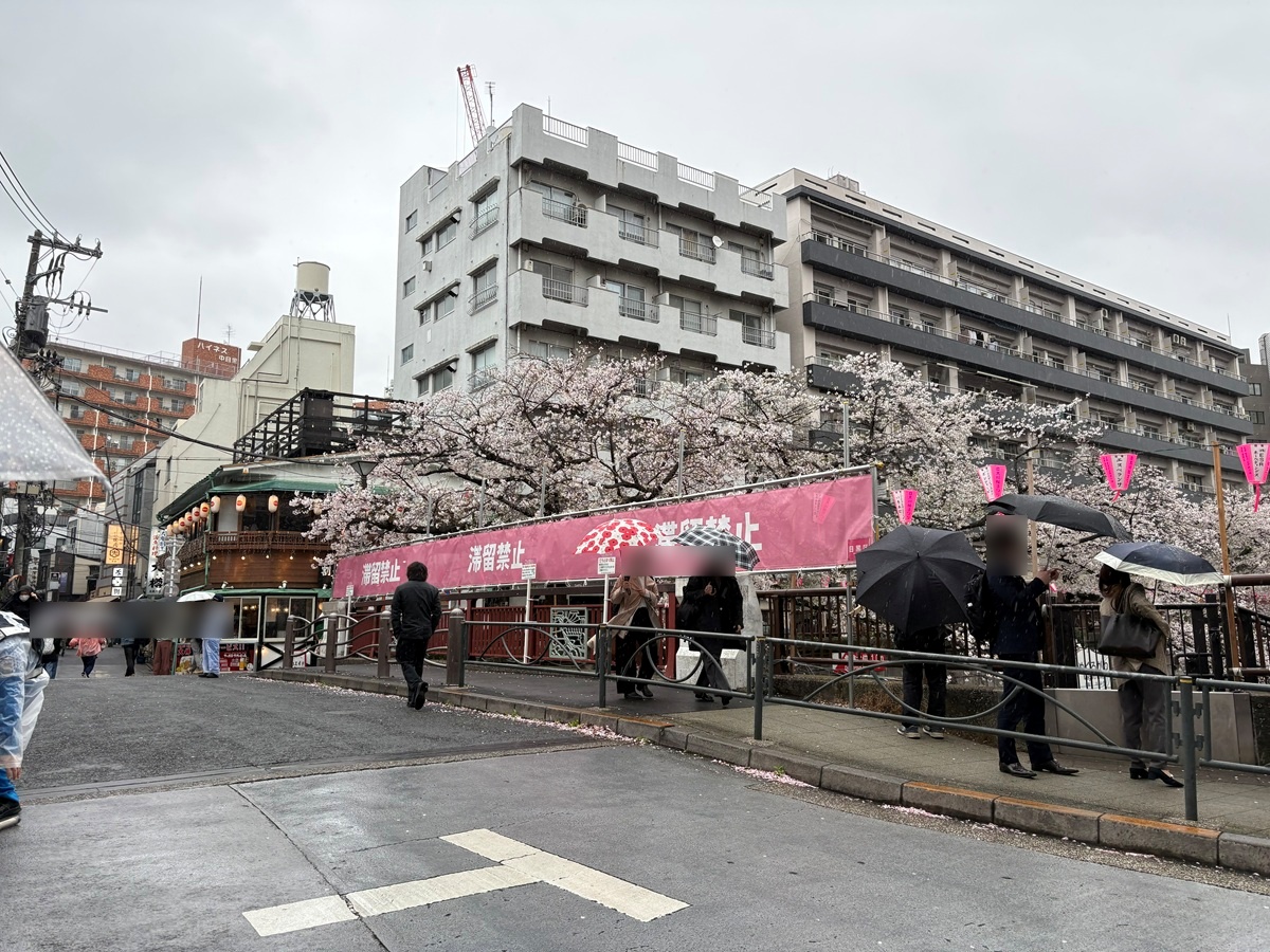 日の出橋の目隠し幕が波紋を呼ぶb