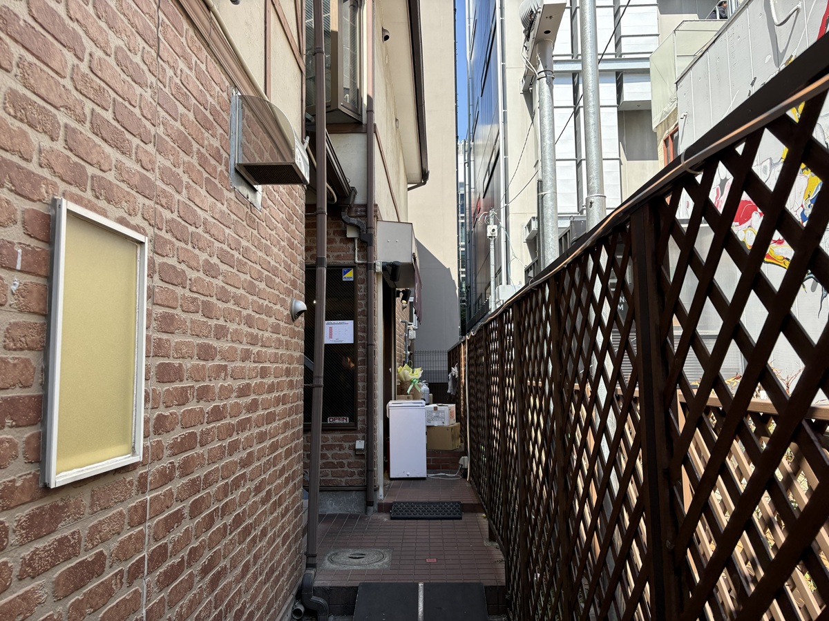 細い路地の奥にある「ヌードルパドル」