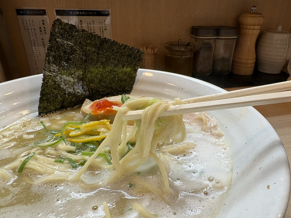 細麺がよくからむ