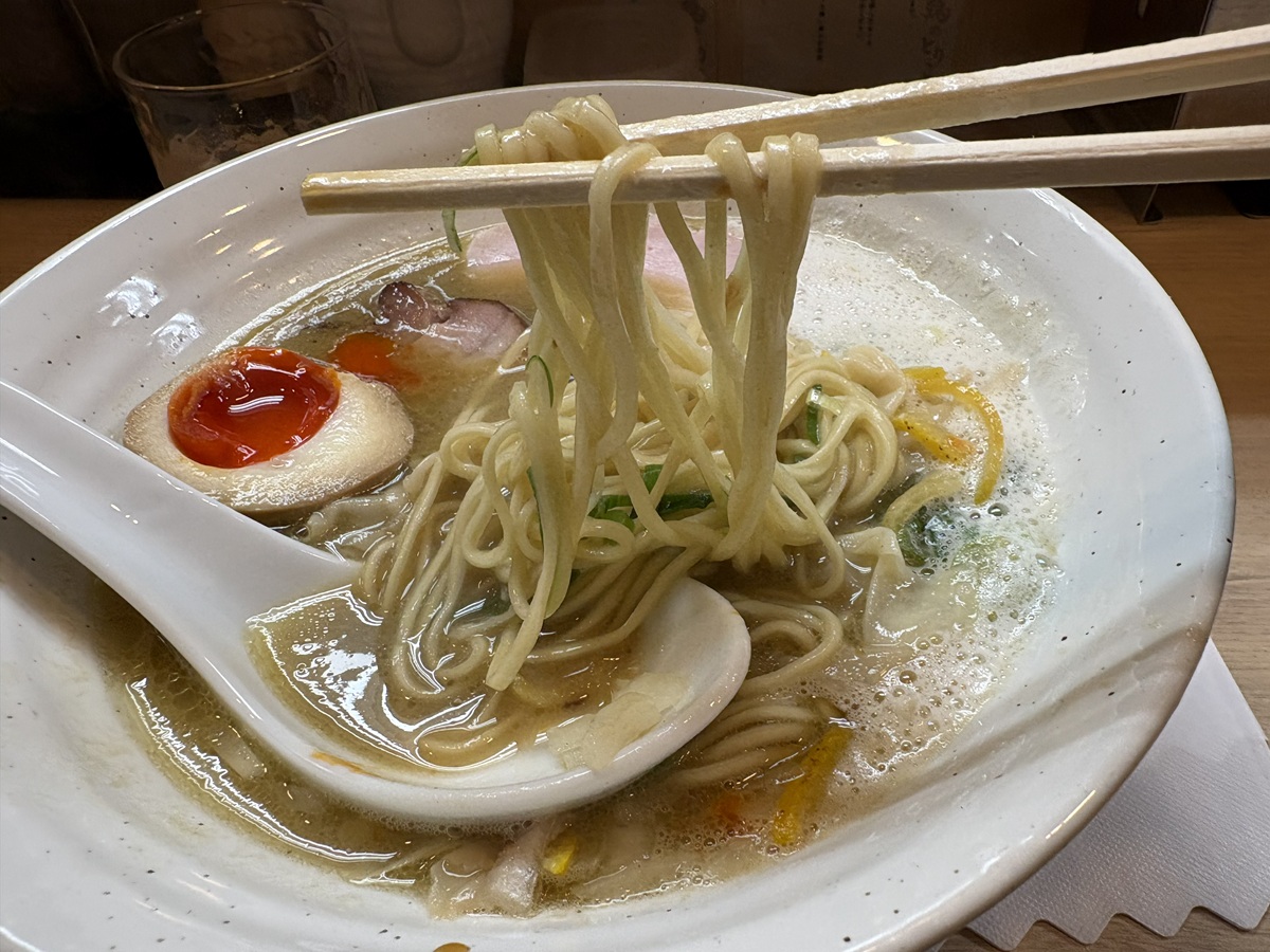 細麺とスープのハーモニーを楽しみます