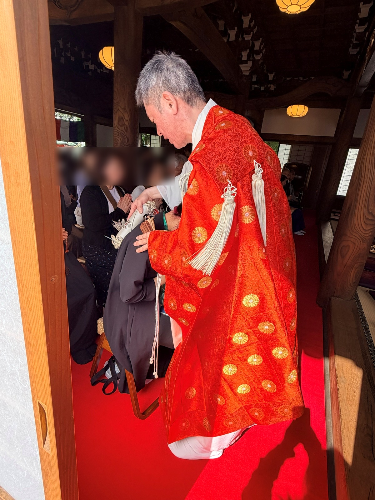 秘伝のお経を背中に当てる
