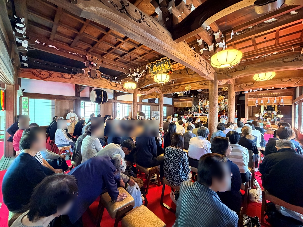 鬼子母神堂の中はすでに満席状態