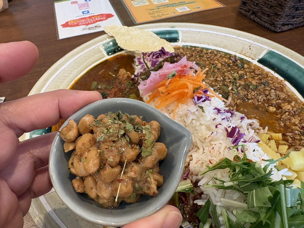 半分ほど食べ進めたら納豆を投入