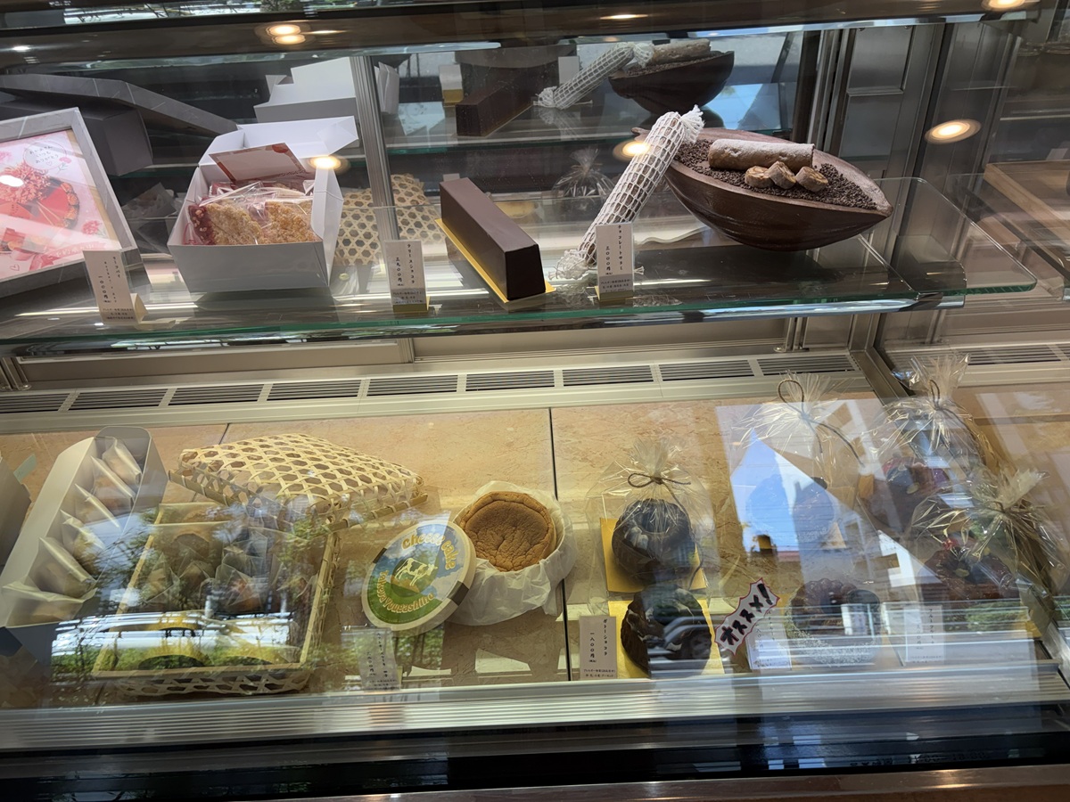 ショーケースの中に並ぶスイーツたち