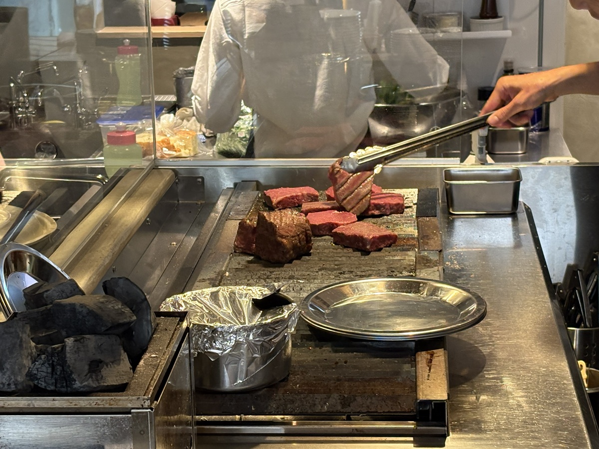 炭火でこんがり焼きあげる熟成和牛ステーキ