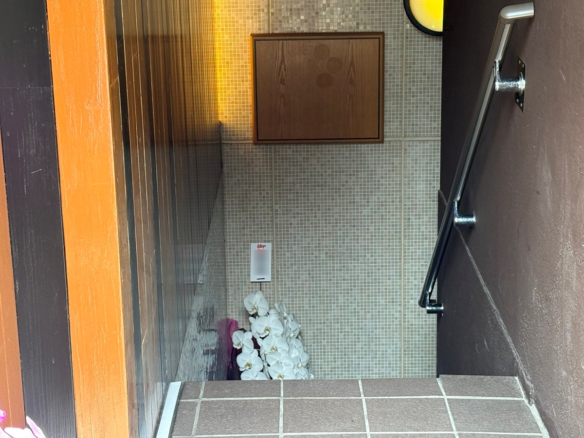 ビルの地下1階にあるお店